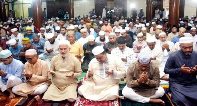 খুলনা নগরীতে যথাযোগ্য মর্যাদায় পবিত্র ঈদ-উল-ফিতরে উদযাপিত হচ্ছে