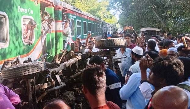 মিরসরাইয়ে ট্রেনের ধাক্কায়  দুমড়ে মুচড়ে গেল পিকআপ
