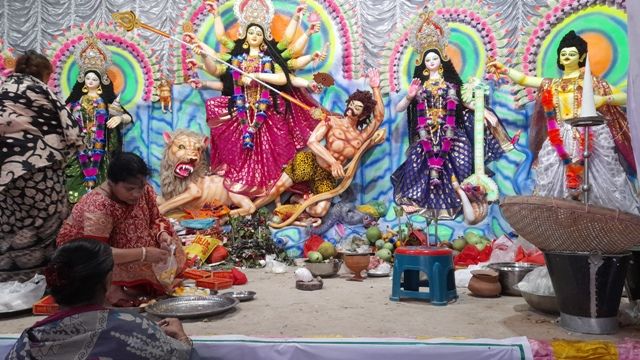 মাগুরা উৎসাহ উদ্দিপনার মধ্যদিয়ে ৬১৪টি মণ্ডপে দুর্গাপূজা  শুরু হয়েছে