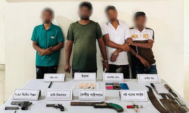খুলনায় সেনাবাহিনী ও নৌবাহিনীর অভিযানে অস্ত্র-গু‌লিসহ ৪ সন্ত্রাসী কে গ্রেফতার করেছে