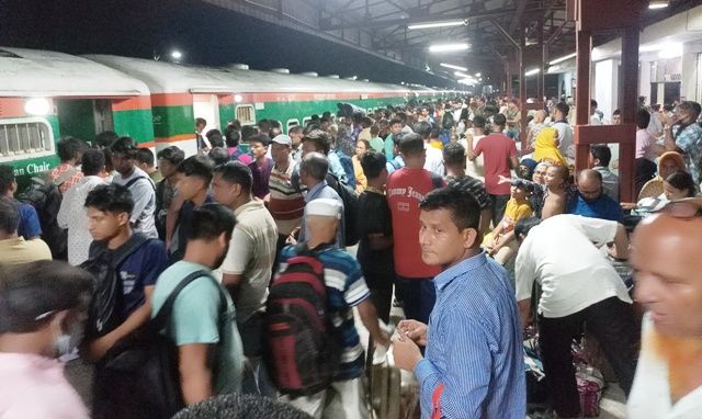 ঈদের লম্বা ছুটি শেষে কর্মস্থলে ফিরছে মানুষ