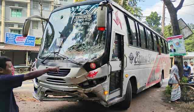 বড়াইগ্রামে সড়ক দুর্ঘটনায় একই পরিবারের তিনজন নিহত, আহত ৩