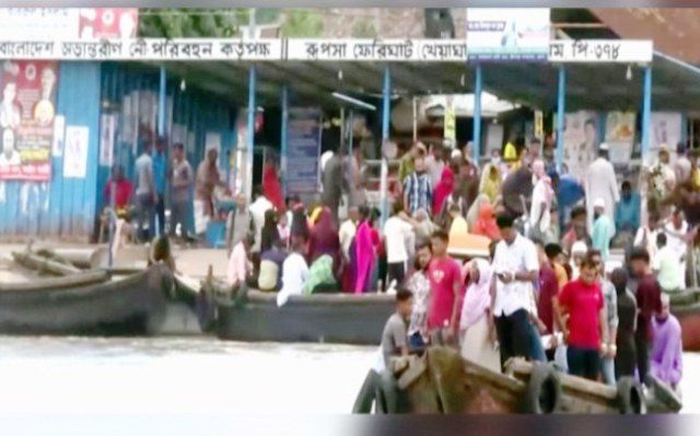 রূপসা ঘাটে বাড়তি টোল ও আদায়কারীদের দুর্ব্যবহারে অতিষ্ঠ সাধারণ মানুষ, নেই সংস্কারের উদ্যোগ