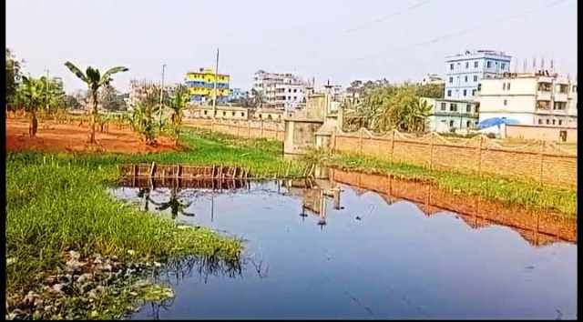 আশুলিয়ায় নয়নজুলি খাল প্রভাবশালীদের দখলে,মানববন্ধন করেও জলাবদ্ধতার সমাধান হচ্ছে না