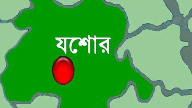 যশোরে ১২টি স্বর্ণের বারসহ চোরাকারবারি আটক