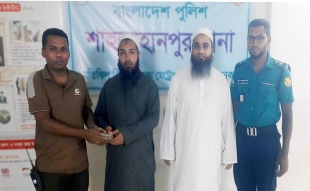 পরিত্যক্ত অবস্থায় পাওয়া ৫০ হাজার টাকা মালিককে ফিরিয়ে দিলেন শাহজাহানপুর থানার এক সাব-ইন্সপেক্টর