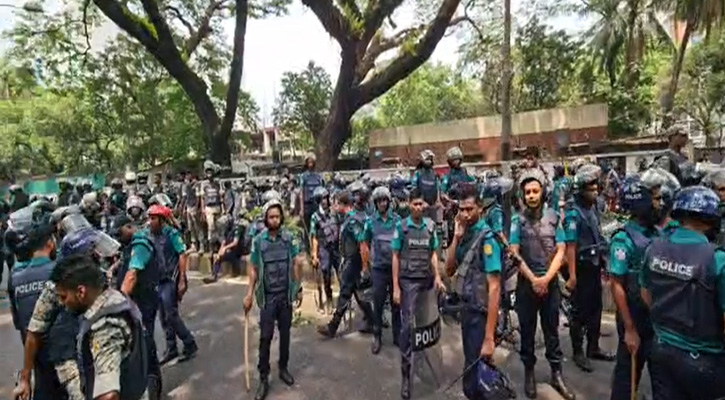 ‘মার্চ টু যমুনা’ ছত্রভঙ্গ করতে টিয়ারশেল-সাউন্ড গ্রেনেড নিক্ষেপ