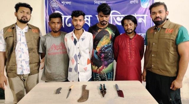 আশুলিয়ায় অস্ত্রসহ ডাকাত ও ছিনতাইকারী চক্রের ৪ সদস্য গ্রেফতার