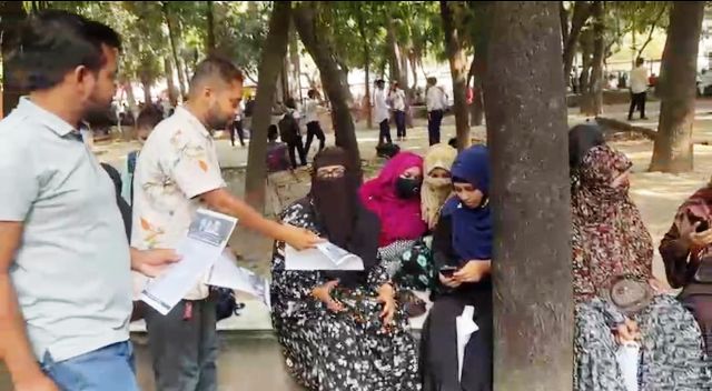 বাহাদুর শাহ পার্কে ছাত্রদল নেতা আবু বকরের নেতৃত্বে ৩১ দফার লিফলেট বিতরণ