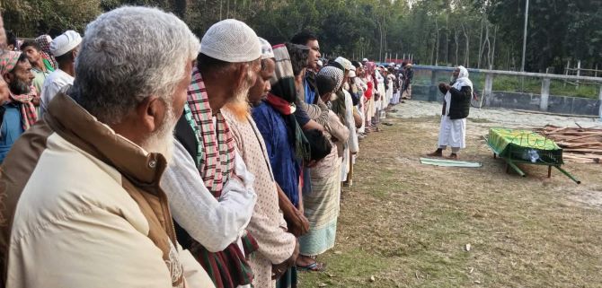 সাংবাদিক সাইফুল ইসলাম জয়ের মামা হাতেম আলী সরদারের জানাজা ও দাফন সম্পন্ন