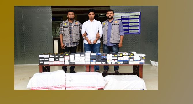 ৩৪৭টি মোবাইল ফোনসহ চোরাকারবারি চক্রের এক সদস্যকে গ্রেফতার করেছে ডিবি