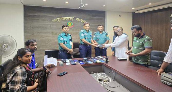 পল্টন থানা পুলিশ কর্তৃক ৩৯টি মোবাইল ফোন উদ্ধার: প্রকৃত মালিকদের নিকট হস্তান্তর