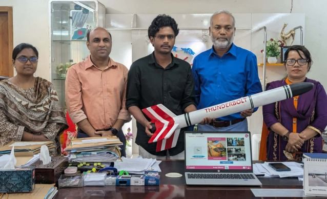 ববি শিক্ষার্থী সুজনের 'থান্ডারবোল্ট' মিসাইল নিয়ে উপাচার্যের সঙ্গে সৌজন্য সাক্ষাৎ