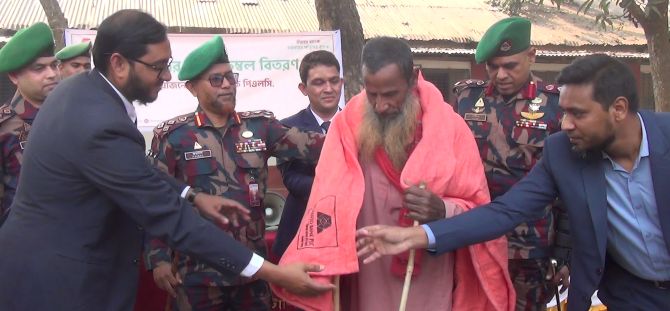 হিলিতে শীতার্তদের মাঝে শীতবস্ত্র বিতরণ