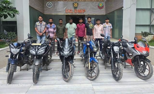 ছয়টি চোরাই মোটরসাইকেলসহ গাড়ী চোর  চক্রের ছয় সদস্যকে গ্রেফতার করেছে ঢাকা মহানগর গোয়েন্দা পুলিশ