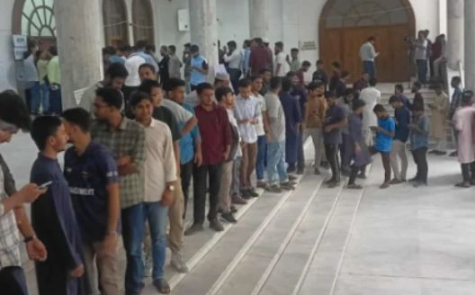 ডাকসু নির্বাচন: ভোটগ্রহণের শুরুতেই লম্বা লাইন