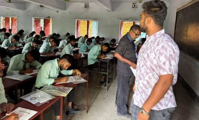 এইচএসসি পরীক্ষার হলে ছাত্রদল নেতা! দলীয় পদ থেকে বহিষ্কার!