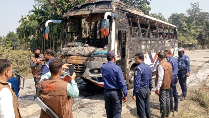 জামালপুরে বাসের চাপায় ইজিবাইকের এক যাত্রী নিহত, আহত-৩