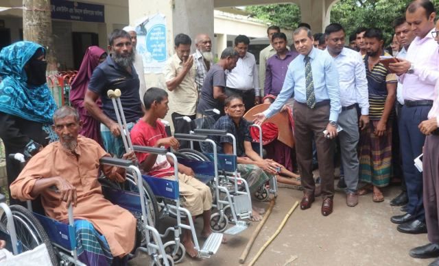 মাগুরায় প্রতিবন্ধীদের মাঝে হুইল চেয়ারসহ বিভিন্ন সহায়ক উপকরণ বিতরণ