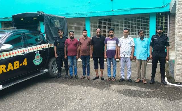 চাকুরি দেয়ার নামে প্রতারণায় জড়িত চক্রের মূলহোতাসহ ছয় সদস্য’কে গ্রেফতার করেছে র‌্যাব-৪