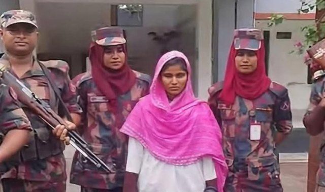 সাতক্ষীরার বাঁকাল চেকপোস্টে ছয়টি স্বর্ণের বারসহ এক  নারীকে আটক করেছে বিজিবি
