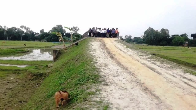 কুড়িগ্রামের রৌমারী উপজেলাধীন কর্তিমারী টু দুবলাবাড়ীর  যাতয়াতের অচল রাস্তাটি সচল করলেন ইপজেলা প্রশাসন
