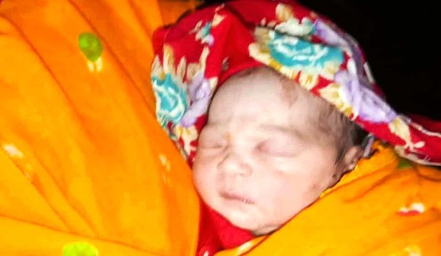নওগাঁর মান্দায় নবজাতককে ফেলে মা লাপাত্তা: চরম বিপাকে পড়েছে অসহায় বাবা