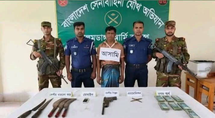চুয়াডাঙ্গায় অভিযান চালিয়ে আগ্নেয়াস্ত্র গুলিসহ বিপুল পরিমাণ দেশীয় অস্ত্র উদ্ধার করেছে