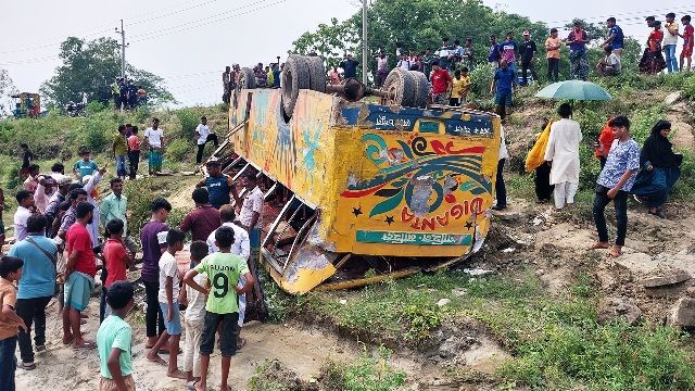 ব্রাহ্মণবাড়িয়ায় নিয়ন্ত্রণ হারিয়ে খাদে বাস, প্রাণ গেলো ৪ জনের