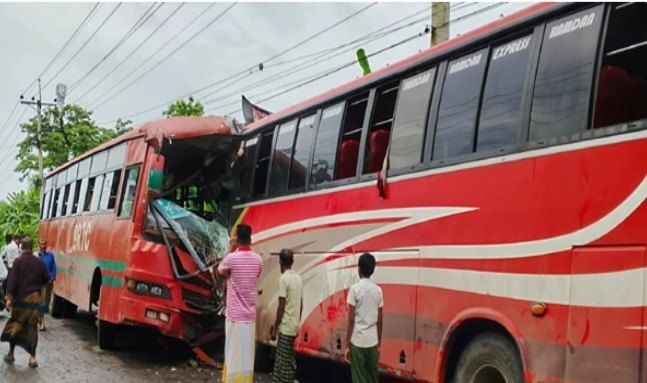 সাতক্ষীরার দেবহাটায় দূরপাল্লার যাত্রীবাহী দুই বাসের মুখোমুখি সংঘর্ষে ২০ জন আহত