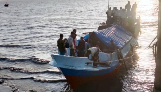 এক সপ্তাহ যাবত বন্ধ তজুমুদ্দিন-মনপুরা নৌরুটের যাত্রীবাহি সী-ট্রাক ॥ দুর্ভোগে হাজারো যাত্রী
