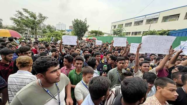 উত্তরার মাইলস্টোন স্কুল অ্যান্ড কলেজে বিমান বিধ্বস্তে প্রাণহানির ঘটনায় প্রতিবাদে ছয় দফা দাবিতে বিক্ষোভ শিক্ষার্থীদের