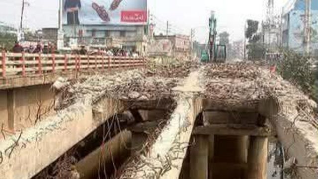 খুলনা নগরীর প্রবেশ কেন্দ্র গল্লামারী ব্রিজের নির্মাণকাজ বন্ধ. জনদুর্ভোগ ও স্বাস্থ্যঝুঁকি চরমে