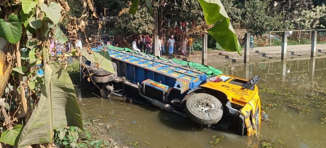 মাদ্রাসায় যাওয়া হলো না তিন বোনের