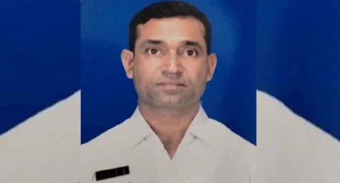 মংলায় কোস্টগার্ডের সদর দপ্তরের গার্ড রুমে নিজ অস্ত্রের গুলিতে কোস্টগার্ড সদস্যের মৃত্যু