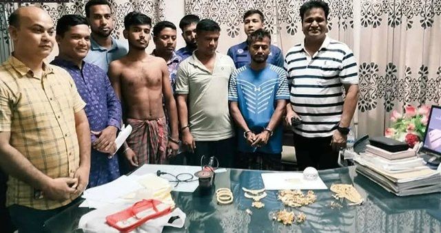 চিতলমারীতে চুরিকৃত অর্ধকোটি টাকার স্বর্ণালঙ্কার উদ্ধার : ইজারাদার এমাদুল খাঁনসহ তিন জন গ্রেপ্তার