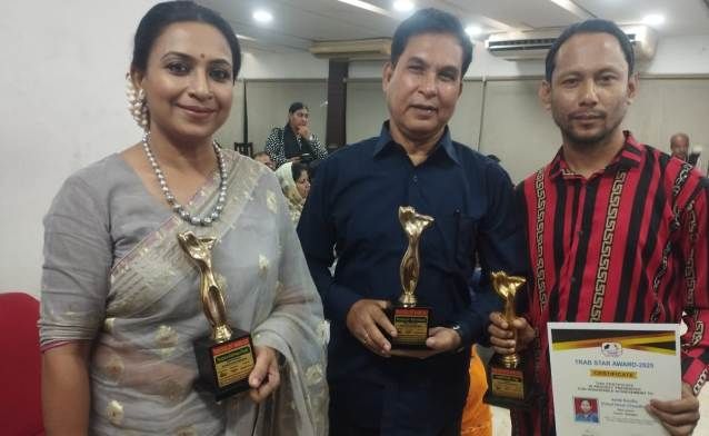 বকুলপুর নাটকের পরিচালক, অভিনেত্রী ও গীতিকার পেলেন ট্রাব অ্যাওয়ার্ড