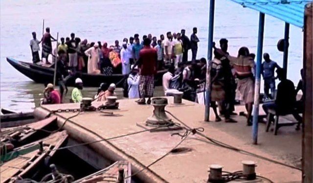 পূর্ব রূপসা ঘাটে হামলার ঘটনায় আধা ঘন্টা ট্রলার চলাচল বন্ধ. ভোগান্তিতে যাত্রীরা