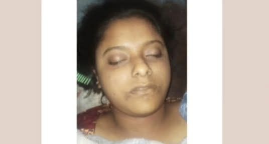 খুলনার পূর্ব হরিণটানায় ফ্যানের সাথে গলায় ওড়না পেঁচিয়ে ফাঁস দিয়ে আত্মহত্যা করেছে