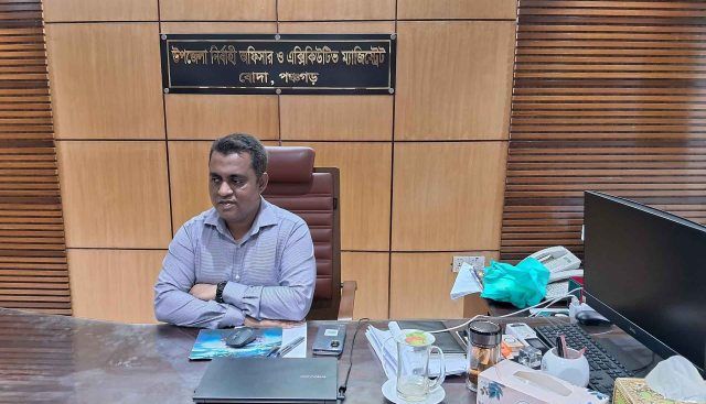 বোদা উপজেলা নির্বাহী অফিসারকে পদোন্নতি ও বদলী জনিত বিদায়ী সংবর্ধনা