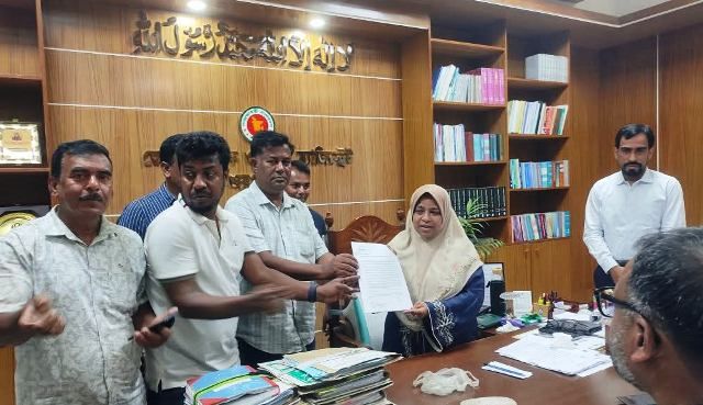 জয়পুরহাটে নির্বাহী প্রকৌশলীর ঘুষ ও দুর্নীতির অভিযোগে অপসারণ দাবিতে স্মারকলিপি প্রদান