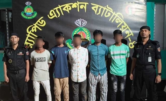 রাজধানীর পল্লবীতে চাঁদার দাবিতে হামলা ও গুলিবর্ষণের ঘটনায় ৫ জনকে গ্রেফতার করেছে র‌্যাব-৪