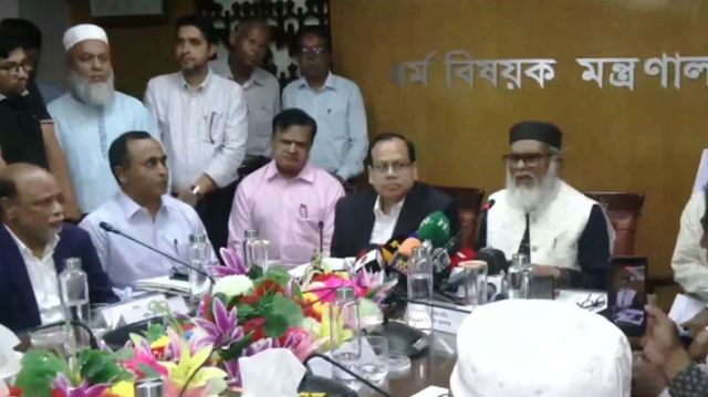 সরকারি ব্যবস্থাপনায় হজের ৩ প্যাকেজ, কমলো বিমান ভাড়া