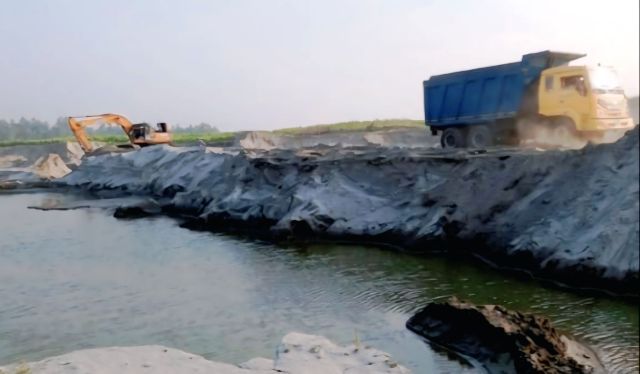 ধলেশ্বরী নদীতে হাইকোর্টের নিষেধাজ্ঞা অমান্য করে অবৈধ বালু উত্তোলন