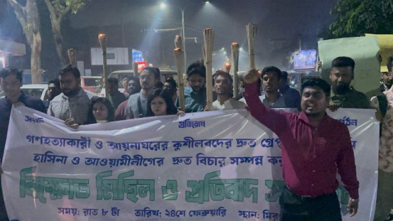 শেখ হাসিনার বিচারের দাবিতে রাতের বেলা মিরপুরে মশাল মিছিল