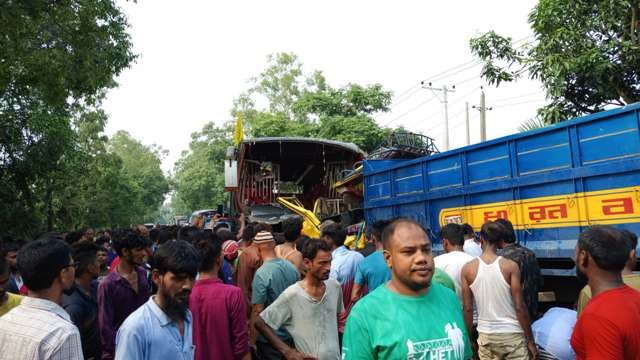 সৈয়দপুরে বাস ও ট্রাকের মুখোমুখি সংঘর্ষে আহত-১৯