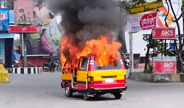খুলনা নগরীর শিববাড়ি মোড়ে আদ-দ্বীন হাসপাতালের একটি চলন্ত অ্যাম্বুলেন্সে আগুন