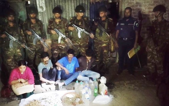 জয়পুরহাটে সেনাবাহিনীর অভিযানে বিপুল পরিমান মাদকসহ গ্রেপ্তার ৫