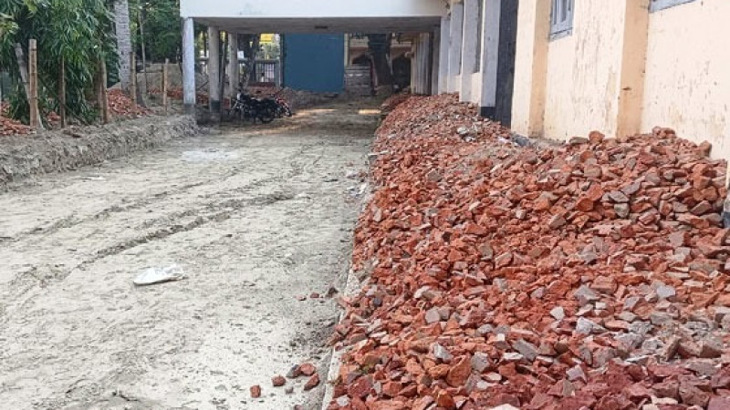 নওগাঁর মান্দায় রাস্তা নির্মাণে নিম্নমানের খোয়া ব্যবহারের অভিযোগ