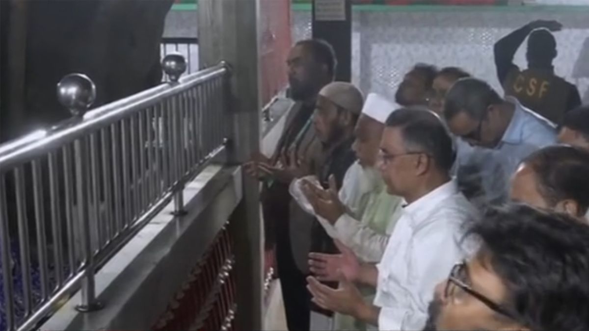 হযরত শাহপরাণ (রহ.) এর মাজার জিয়ারত করেছেন তারেক রহমান
